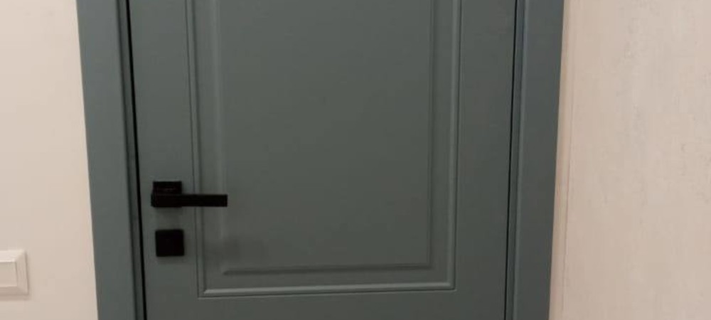 Установили дверь из глухого полотна