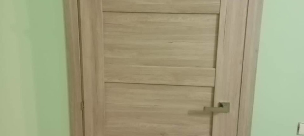 Демонтировали и установили новую межкомнатную дверь в общежитии